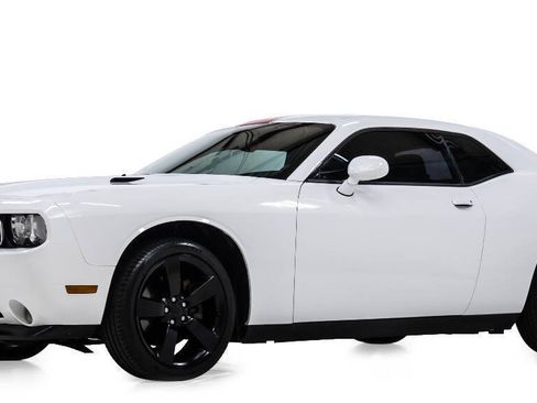 Used 2012 Dodge Challenger SXT RWD image 2