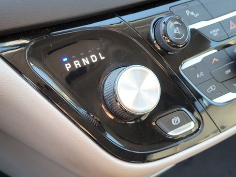 Used 2017 Chrysler Pacifica Touring-L image 29