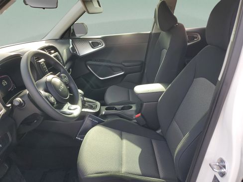Used 2025 Kia Soul LX w/ LX Technology Package FWD image 14