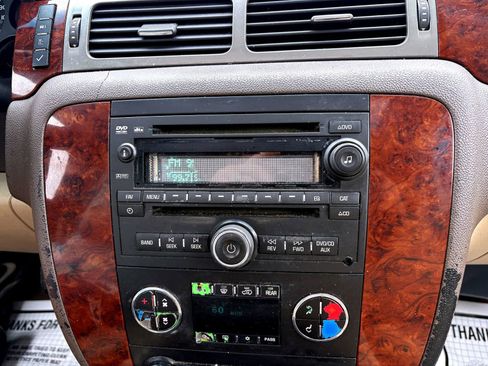 Used 2010 Chevrolet Suburban LT image 7