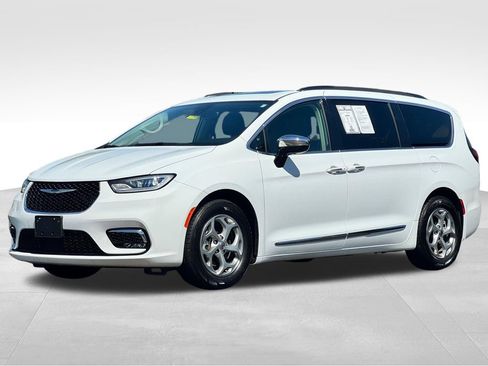 Used 2023 Chrysler Pacifica Limited FWD image 3