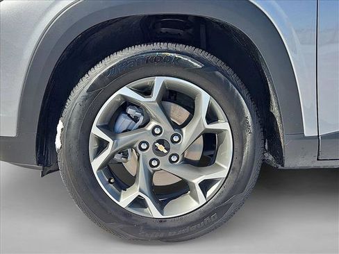 Used 2025 Chevrolet Trax LT w/ LT Convenience Package image 23