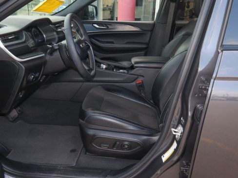 Used 2023 Jeep Grand Cherokee Altitude AWD/4WD image 7