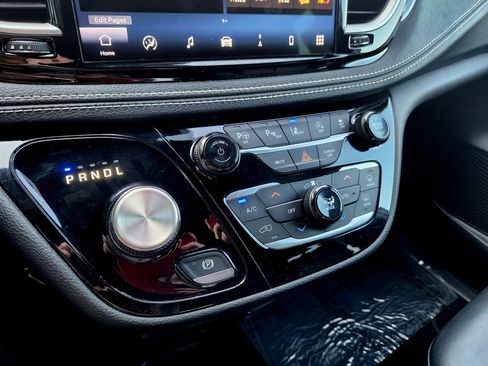 Used 2021 Chrysler Pacifica Touring-L w/ Premium & Safety Sphere Group FWD image 28