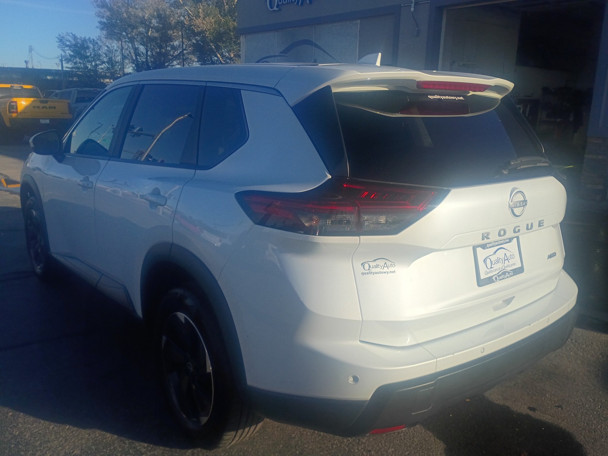 Used 2025 Nissan Rogue SV AWD/4WD image 8