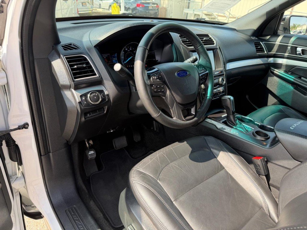 Used 2017 Ford Explorer XLT w/ Equipment Group 202A FWD image 16