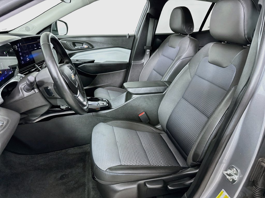 Used 2025 Chevrolet Trax LT w/ LT Convenience Package FWD image 8