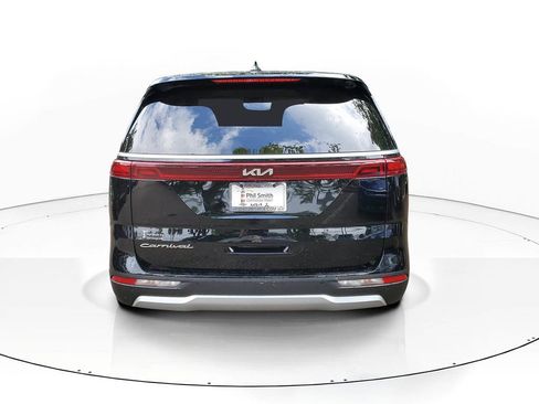 Used 2022 Kia Carnival EX FWD image 5