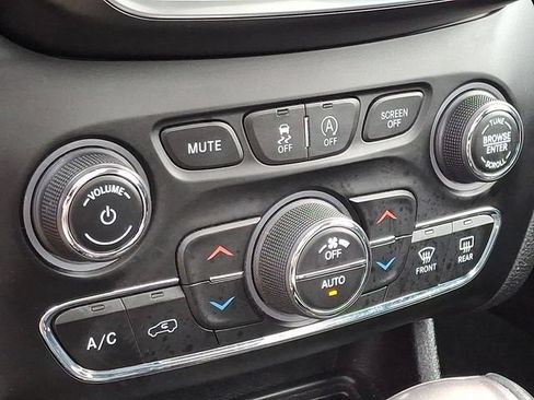 Used 2019 Jeep Cherokee Latitude Plus w/ Comfort/Convenience Group AWD/4WD image 18
