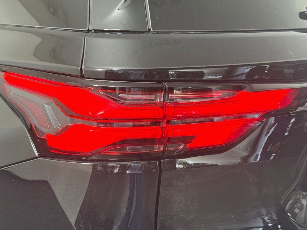 Used 2023 Chevrolet Traverse Premier FWD image 35