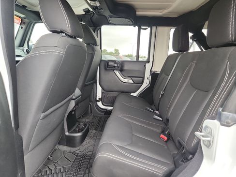 Used 2017 Jeep Wrangler Unlimited Rubicon AWD/4WD image 12