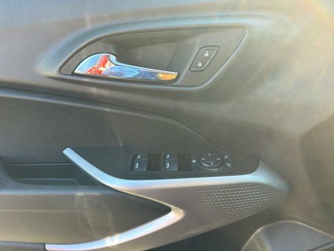 Used 2024 Chevrolet Trax RS w/ Sunroof Package FWD image 15