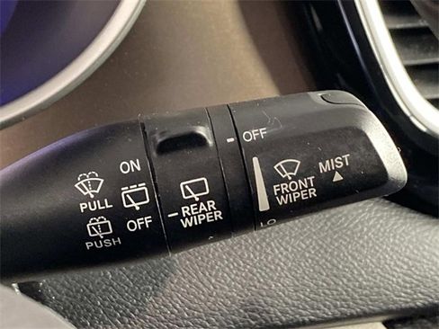 Used 2018 Chrysler Pacifica Touring-L image 20