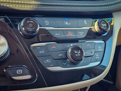 Certified 2022 Chrysler Pacifica Touring-L image 25