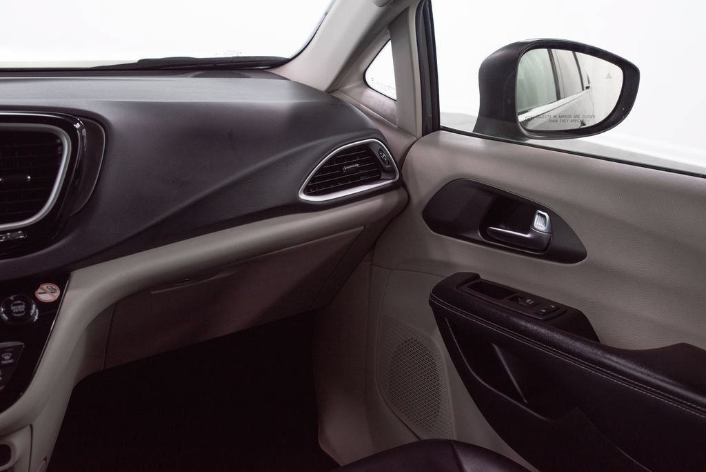 Used 2023 Chrysler Pacifica Touring-L FWD image 24