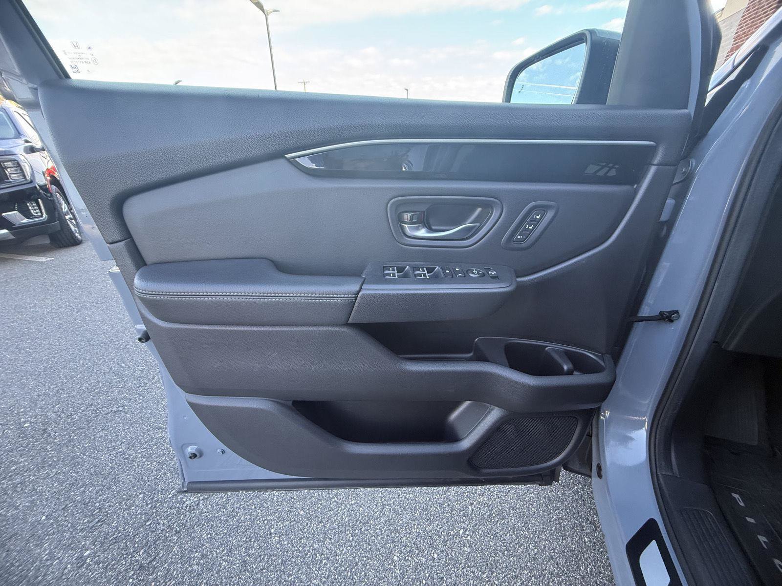 Used 2025 Honda Pilot Touring image 17
