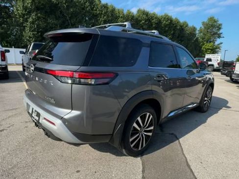 Used 2025 Nissan Pathfinder Platinum AWD/4WD image 8