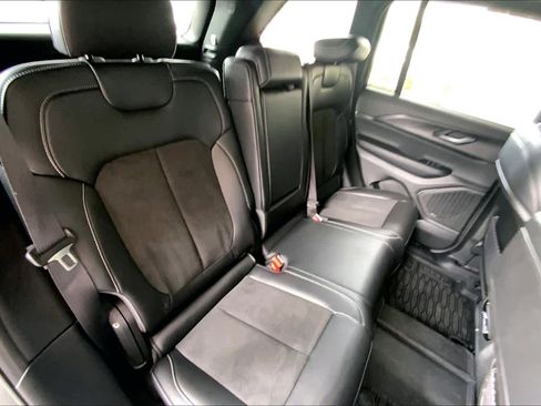 Used 2025 Jeep Grand Cherokee Altitude AWD/4WD image 19