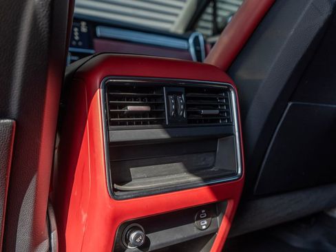 Certified 2022 Porsche Cayenne Platinum Edition image 27