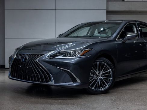 Used 2025 Lexus ES 300h w/ Premium Package image 15
