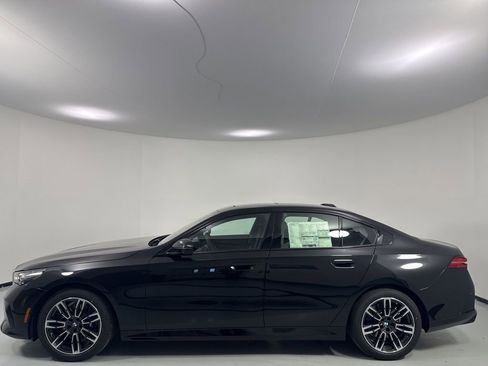 New 2026 BMW 530i xDrive w/ M Sport Package AWD/4WD image 4