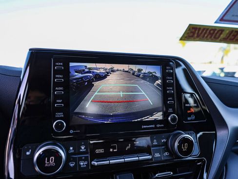 Used 2020 Toyota Highlander XLE AWD/4WD image 16