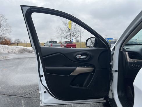 Used 2018 Jeep Cherokee Limited image 7