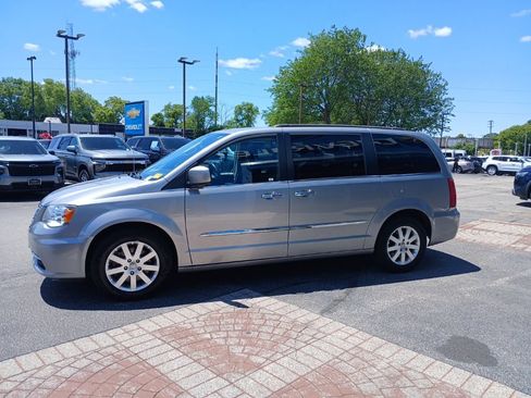 Used 2016 Chrysler Town & Country Touring w/ Driver Convenience Group FWD image 5