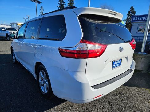 Used 2017 Toyota Sienna LE image 3