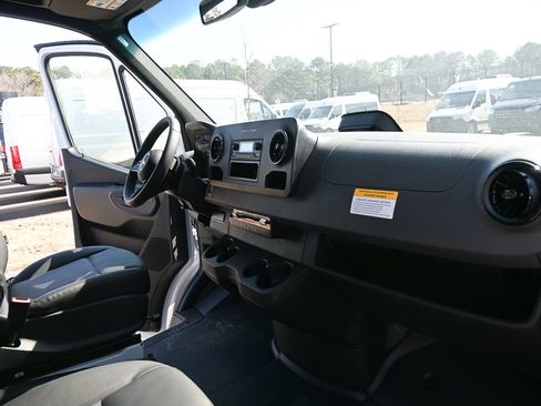 Used 2025 Mercedes-Benz Sprinter 2500 image 18