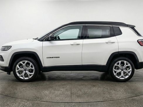 Used 2025 Jeep Compass Latitude AWD/4WD image 5