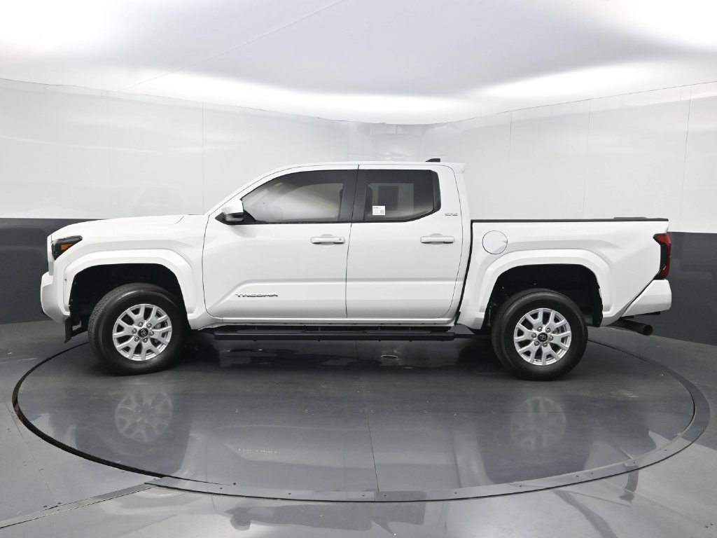 Used 2024 Toyota Tacoma SR5 AWD/4WD image 41