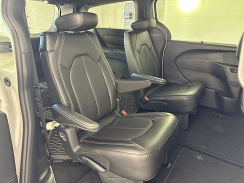 Used 2025 Chrysler Pacifica Select FWD image 27