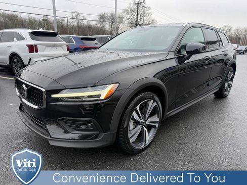 Certified 2025 Volvo V60 B5 Cross Country Plus image 4