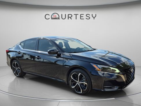 Certified 2025 Nissan Altima 2.5 SR FWD image 9