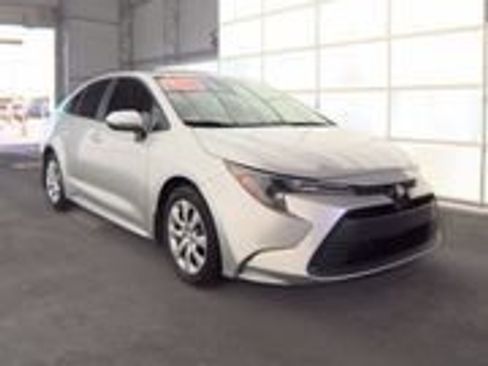 Used 2025 Toyota Corolla LE FWD image 4