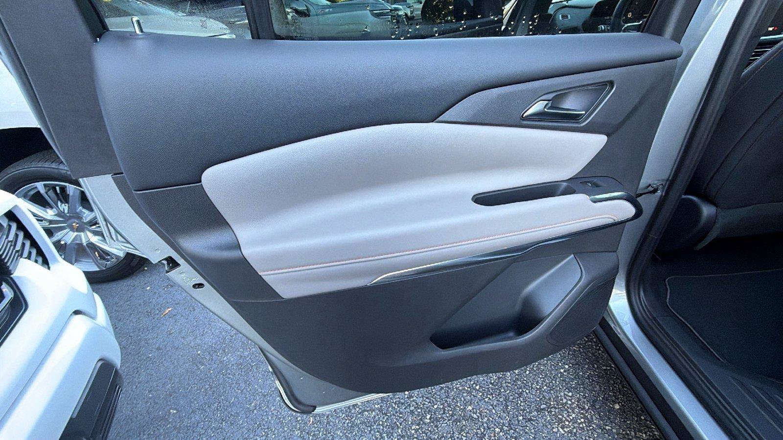 New 2027 Chevrolet Traverse LT FWD image 18