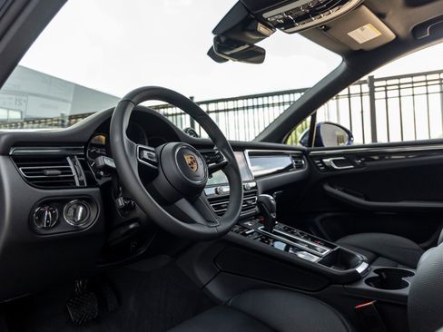 Certified 2026 Porsche Macan AWD/4WD image 4
