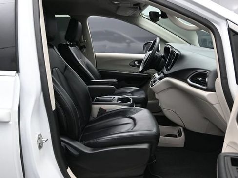 Certified 2023 Chrysler Pacifica Touring-L FWD image 28