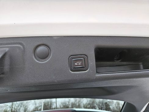 Used 2018 Chevrolet Equinox Premier image 28