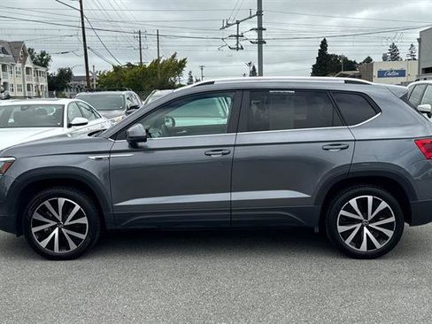 Used 2022 Volkswagen Taos SE w/ Panoramic Sunroof Package FWD image 6