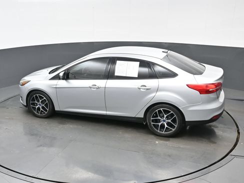 Used 2018 Ford Focus SE w/ SE Appearance Package FWD image 32