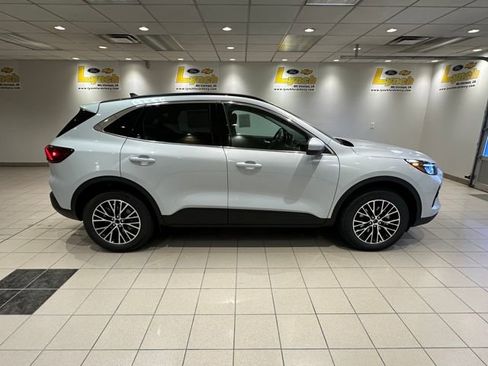 New 2026 Ford Escape SE image 3