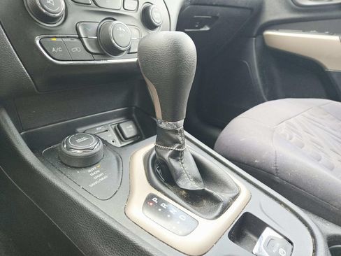 Used 2018 Jeep Cherokee Latitude w/ Cold Weather Group AWD/4WD image 16