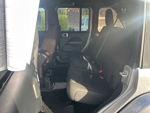 Used 2018 Jeep Wrangler Unlimited Sahara image 13