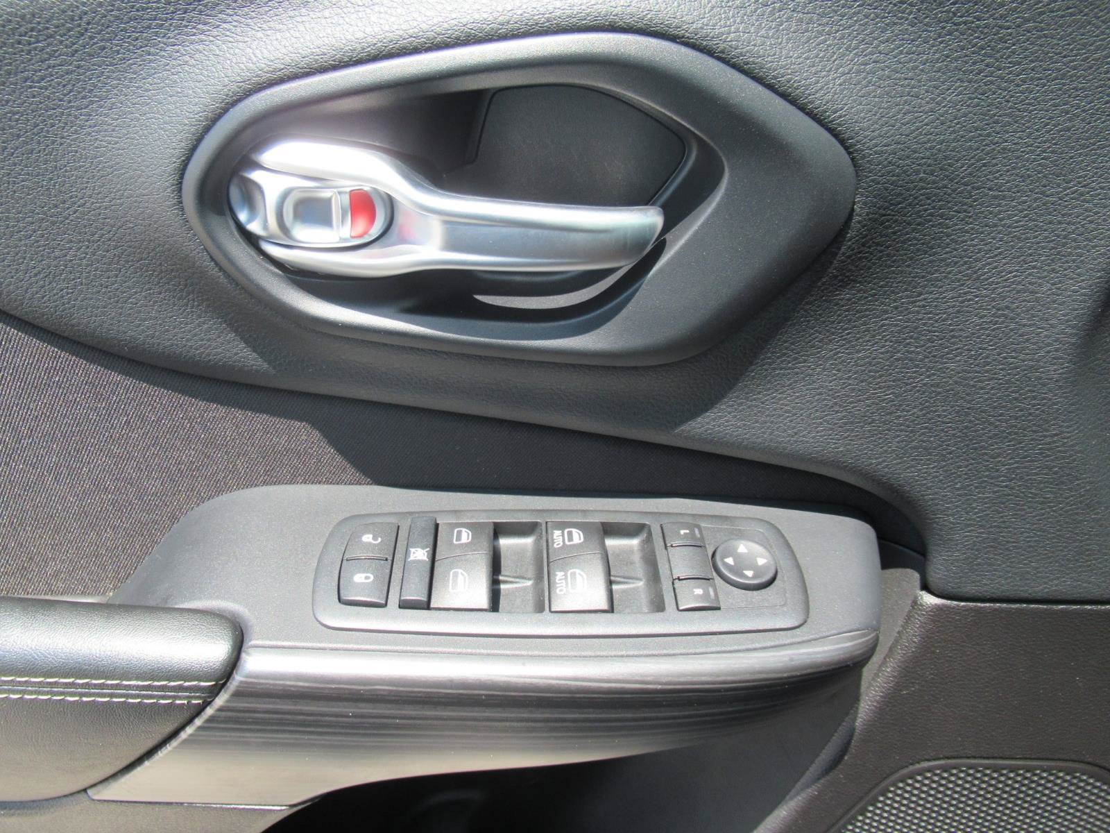Used 2015 Jeep Cherokee Latitude w/ Cold Weather Group AWD/4WD image 21