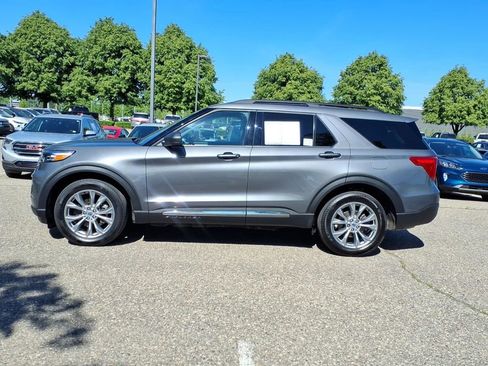 Used 2023 Ford Explorer XLT w/ Equipment Group 202A AWD/4WD image 2