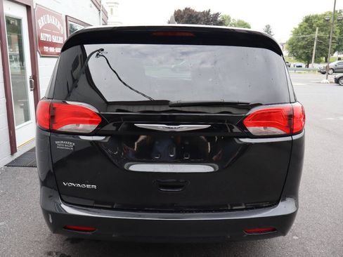 Used 2023 Chrysler Voyager LX FWD image 3