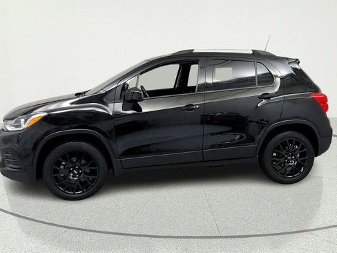 Used 2022 Chevrolet Trax LT w/ Midnight Edition AWD/4WD image 2