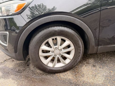 Used 2017 Kia Sorento FWD image 12